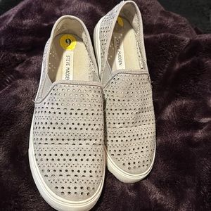 Steve Madden Odonna Women's Slip on Shoes, Light Grey Size 9.  Slightly worn